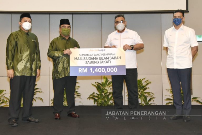 Pharmaniaga Berhad Serah RM1.4 Juta Zakat Perniagaan