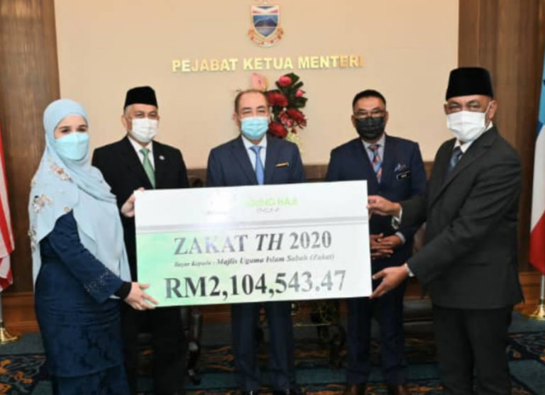 Tabung Haji Serah RM2,104,543.47 Zakat Perniagaan Kepada MUIS