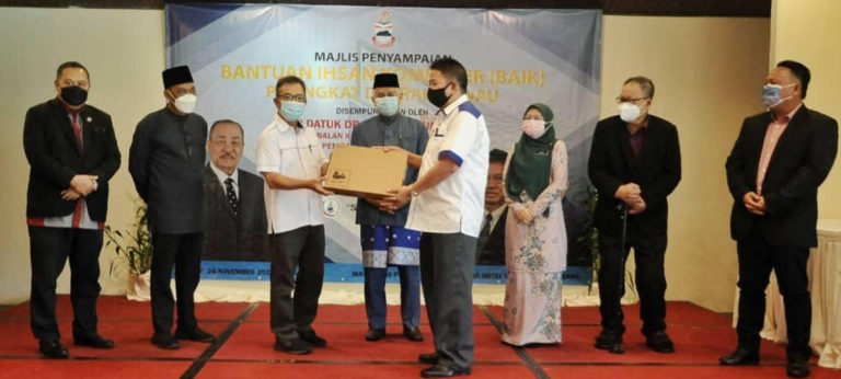 496 Pelajar B40 Di Ranau Terima Bantuan Komputer Riba Dari Kerajaan Negeri