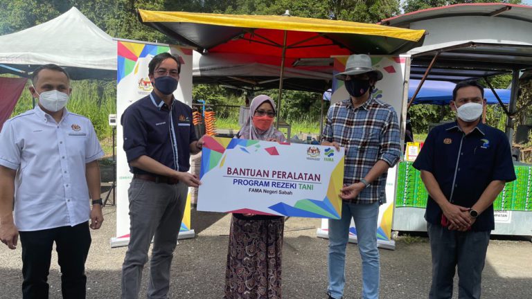 2 Peserta Program Rezeki Tani Terima Bantuan Melalui FAMA
