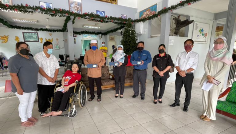 JPN Serah Kad Pengenalan Kepada Tiga Kanak-Kanak OKU