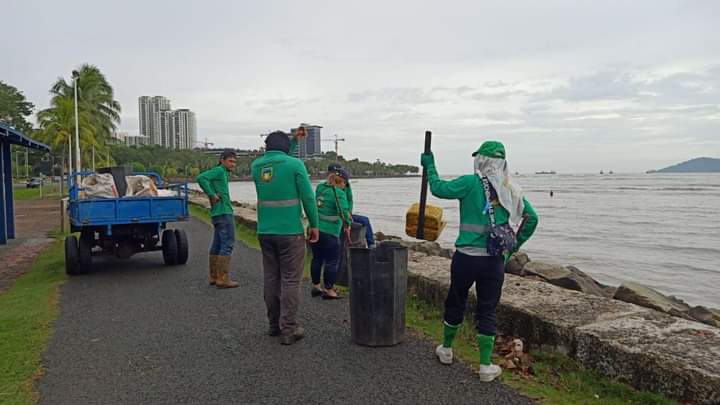 Pekerja DBKK membersihkan kawasan pantai Taman Awam Teluk Likas yang dipenuhi sampah sarap.