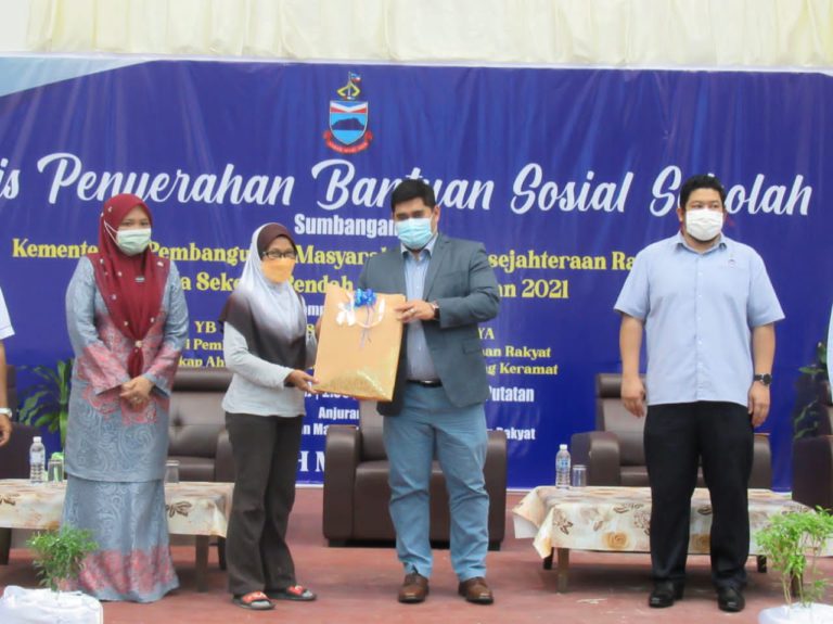 Sembilan Sekolah Di Putatan Terima Sumbangan KPMKR