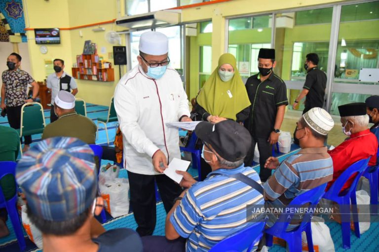 100 Keluarga Terima Sumbangan Bakul Makanan TH