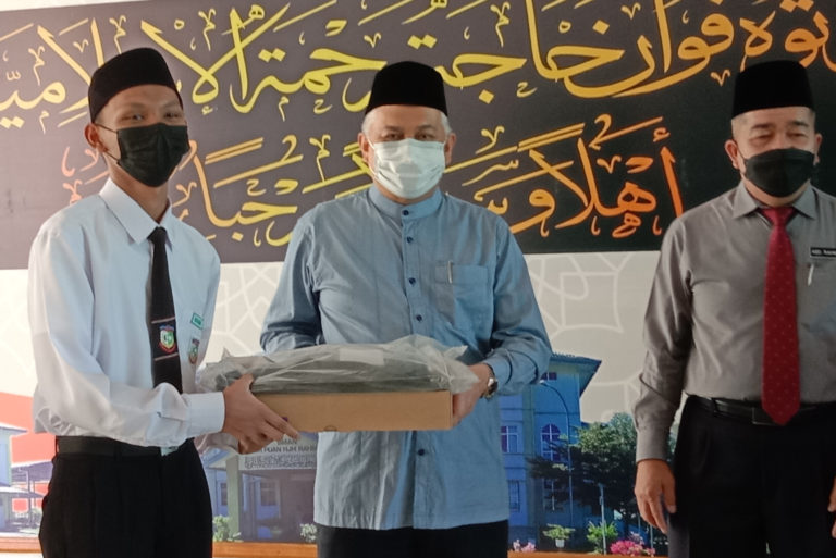 50 Pelajar Terima Bantuan Komputer Riba