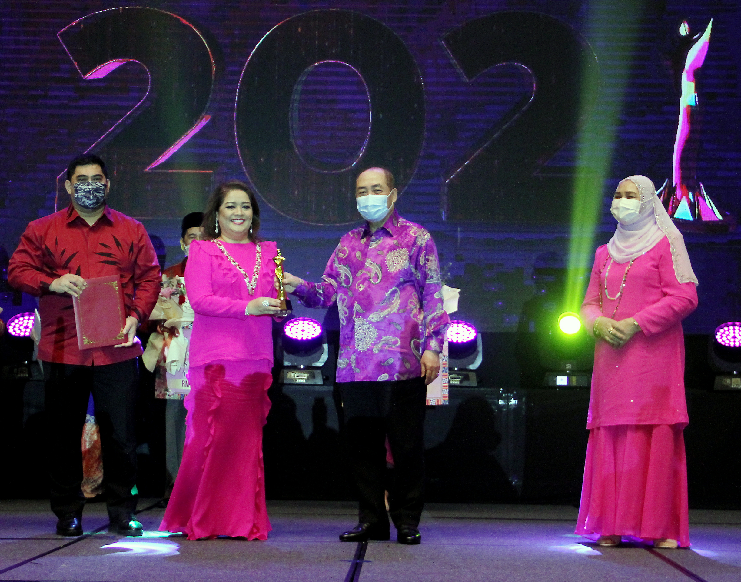 Ketua Menteri Datuk Seri Hajiji Noor menyampaikan Anugerah Usahawan Wanita Cemerlang kepada Datuk Rahmah Jan Sulaiman Khan pada Majlis Sambutan Hari Wanita Peringkat Negeri Sabah 2021 di Sabah International Convention Centre (SICC) pada Sabtu.