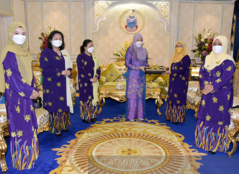 CENDERAMATA...Toh Puan Norlidah menerima cenderamata daripada Nuinda (dua dari kanan).