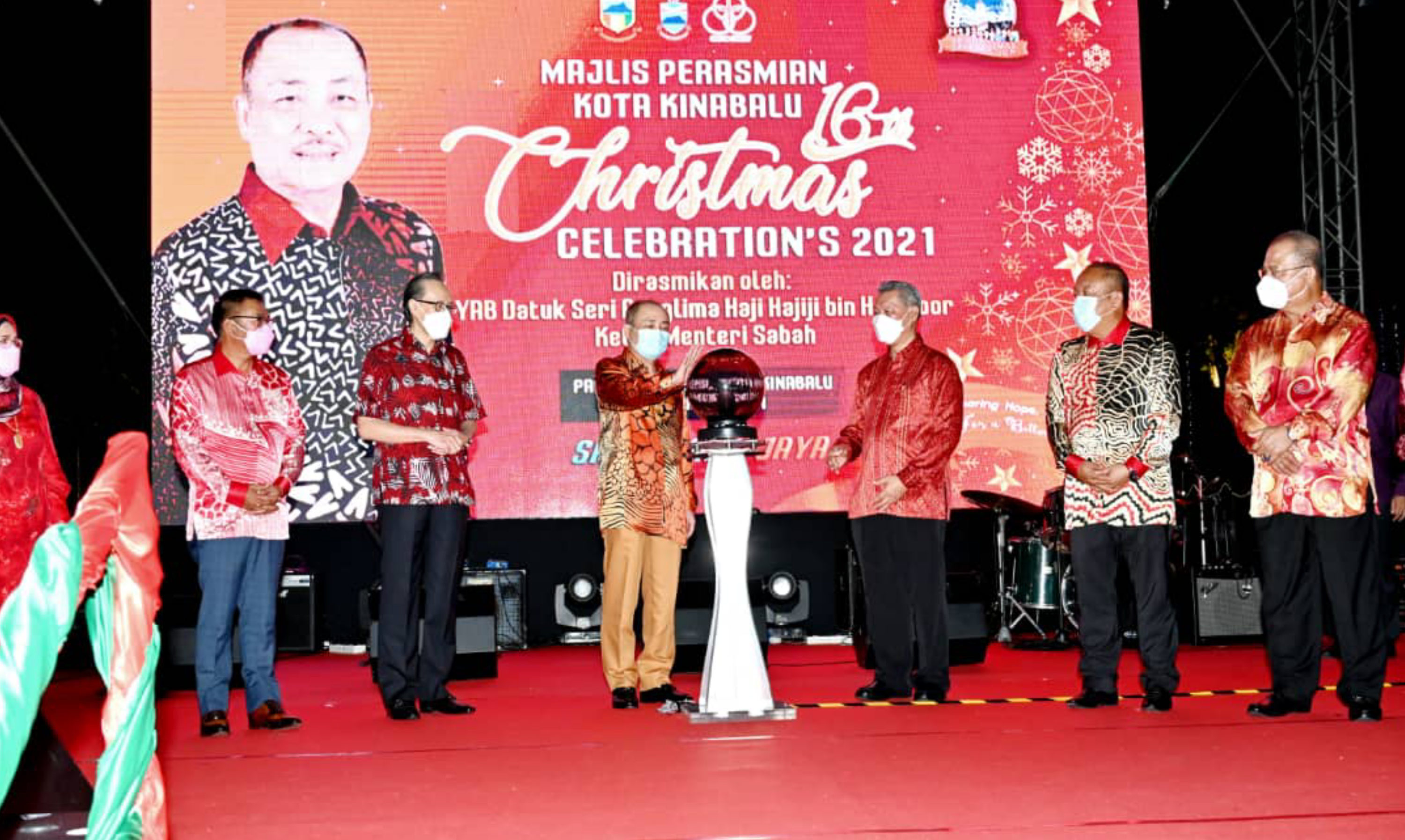 Ketua Menteri, Datuk Seri Panglima Haji Hajiji Haji Noor melakukan gimik perasmian KK Christmas Celebration 2021 di Padang Merdeka, Kota Kinabalu