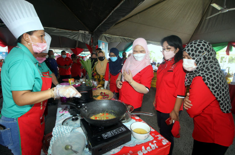 Isteri Ketua Menteri yang juga Yang Dipertua Pertubuhan Muafakat Titipan Amal Isteri Wakil Rakyat, Gabungan Rakyat Sabah (MUTIARA GRS), Datin Seri Panglima Hajah Juliah Salag (tiga dari kanan) beramah mesra dengan sebahagian peserta pertandingan kulinari pada Majlis Perasmian dan Penutupan Program Dari Dapur PeladangNita, Lembaga Pertubuhan Peladang Peringkat Negeri Sabah 2021 di perkarangan Bangunan Pejabat Pertubuhan Peladang Kawasan Tuaran pada Rabu.