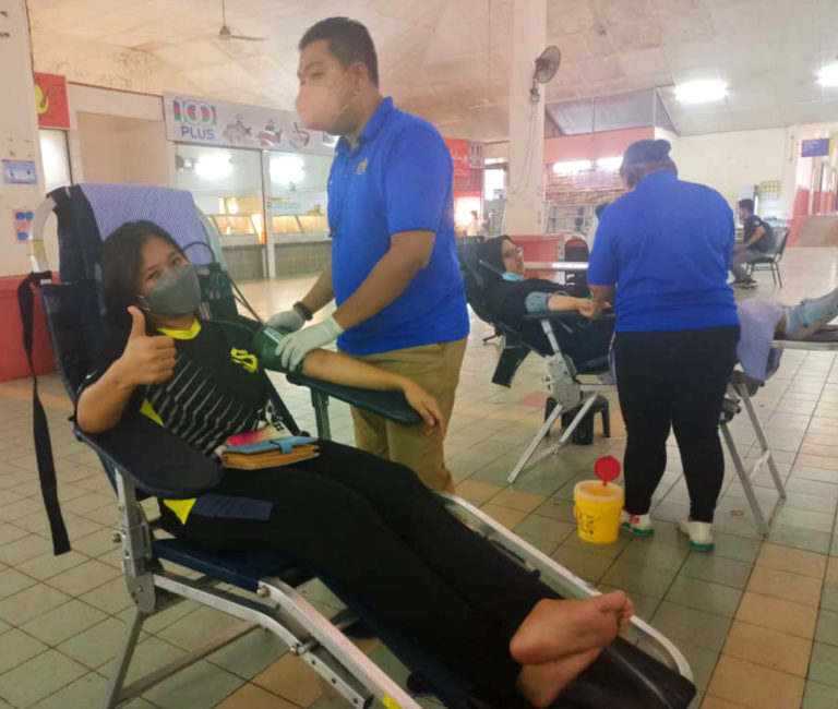 Antara yang hadir semasa kempen derma darah anjuran Sekretariat 3K) Kolej Kediaman Tun Pengiran Ahmad Rafae UMS.