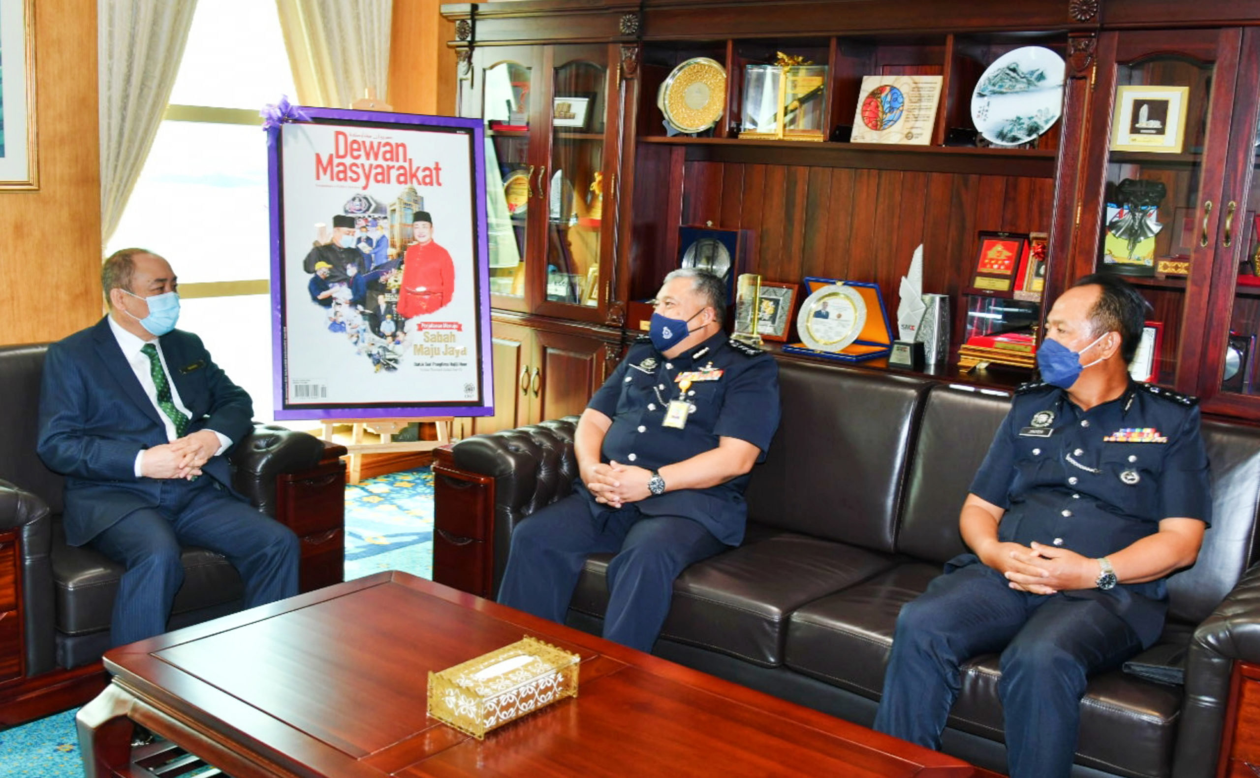 Ketua Menteri Datuk Seri Hajiji Noor bertemu Pesuruhjaya Polis Sabah Datuk Idris Abdullah (tengah) dan timbalannya Datuk Jauteh Dikun di Menara Kinabalu hari ini.