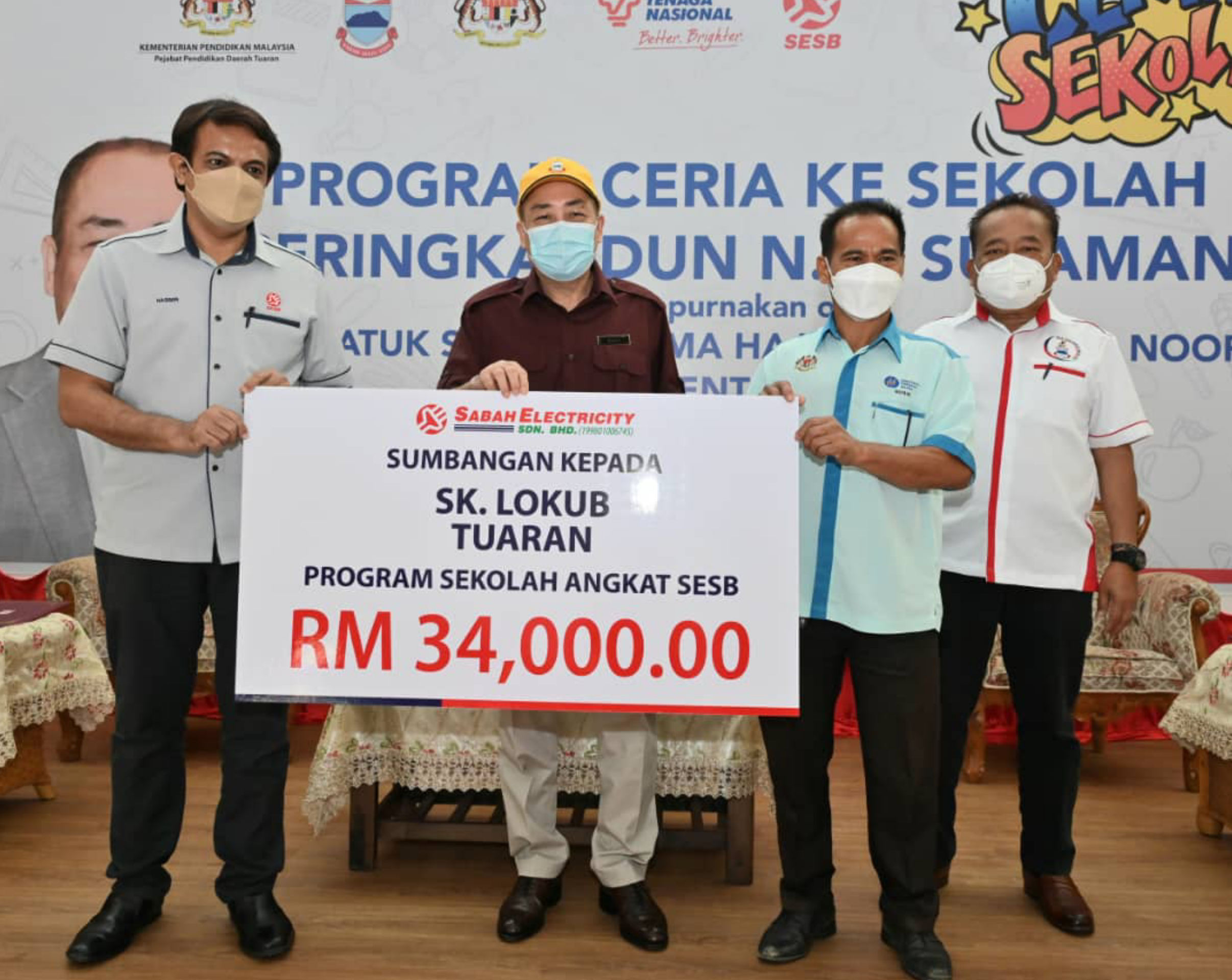 Ketua Menteri, Datuk Seri Panglima Haji Hajiji Haji Noor menyerahkan sumbangan kepada Sekolah Angkat SESB SK Lokub, Kiulu,Tuaran.