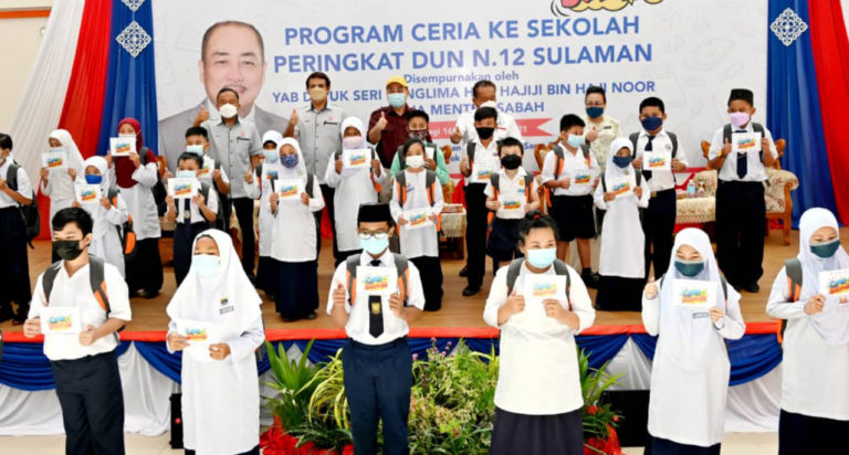 Ketua Menteri, Datuk Seri Panglima Haji Hajiji Haji Noor bersama Ketua Pegawai Eksekutif SESB, Datuk Ir.Abdul Nasser Abdul Wahid bergambar bersama para penerima sumbangan Program Ceria Ke Sekolah (CKS) TNB/SESB.