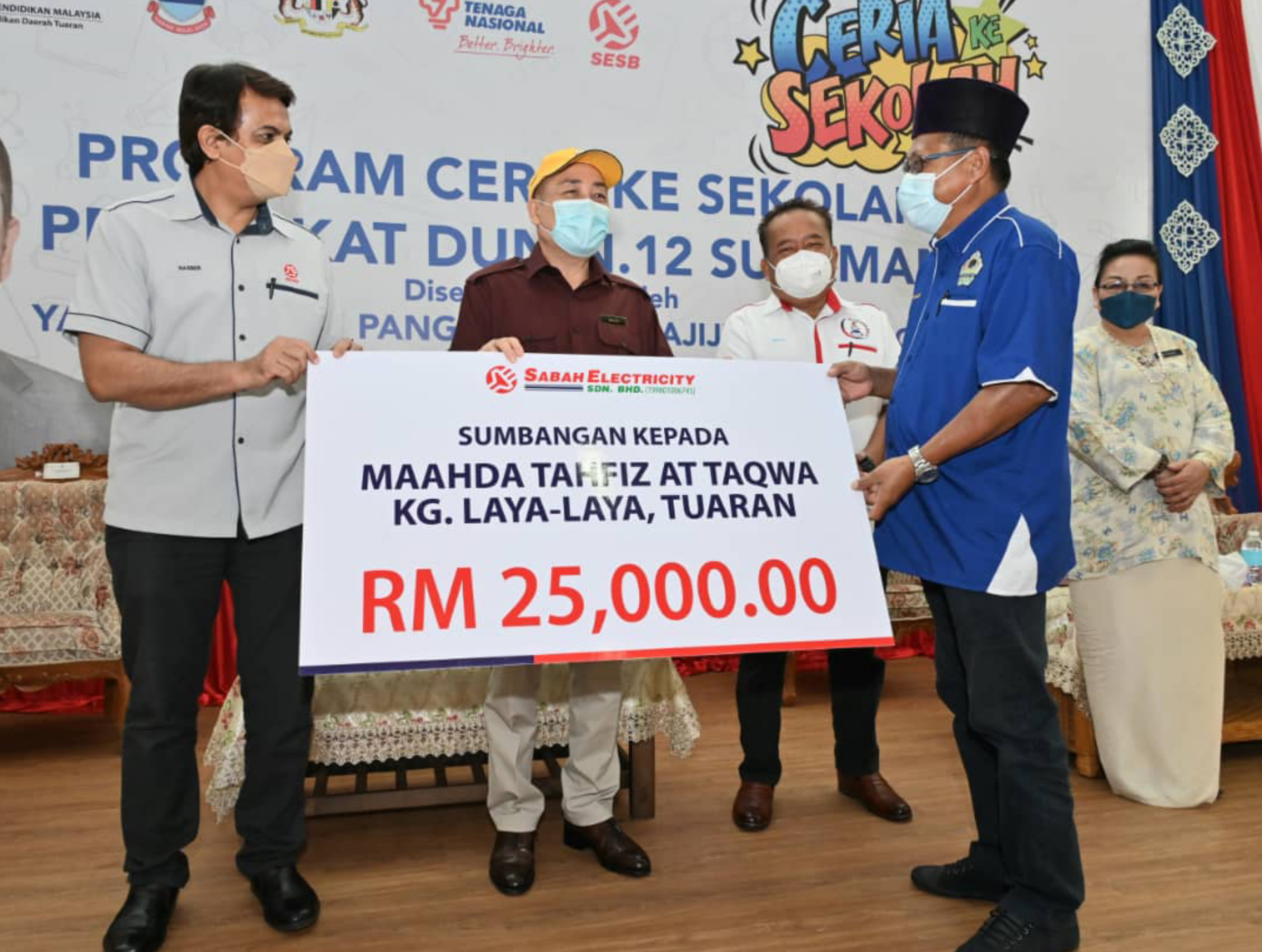 Ketua Menteri, Datuk Seri Panglima Haji Hajiji Haji Noor menyerahkan sumbangan kepada Maahad Tahfiz Taqwa Kg.Laya-Laya, Tuaran. - Foto Ihsan Jabatan Ketua Menteri Sabah