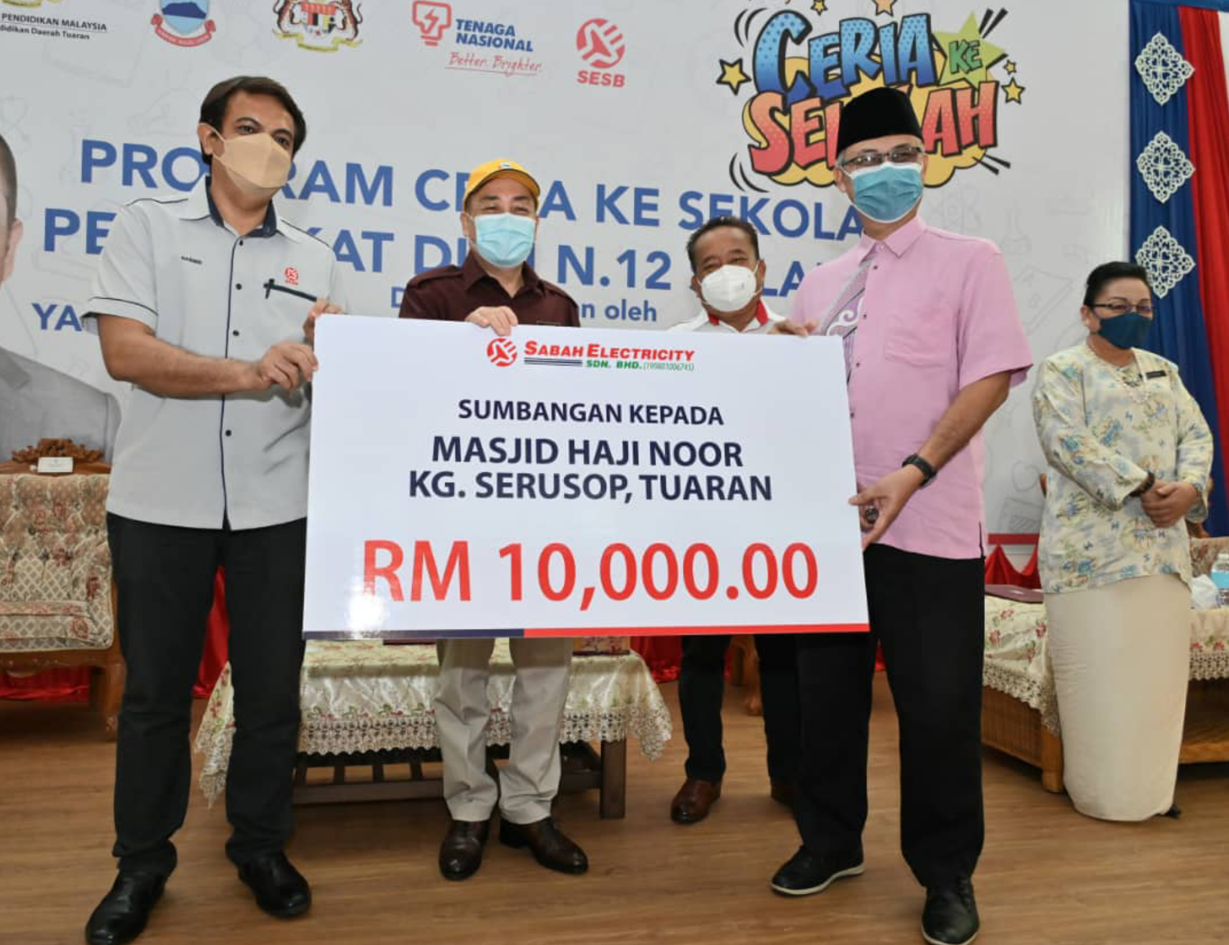 Ketua Menteri, Datuk Seri Panglima Haji Hajiji Haji Noor menyerahkan sumbangan kepada Masjid Haji Noor, Kampung Serusop. - Foto Ihsan Jabatan Ketua Menteri Sabah