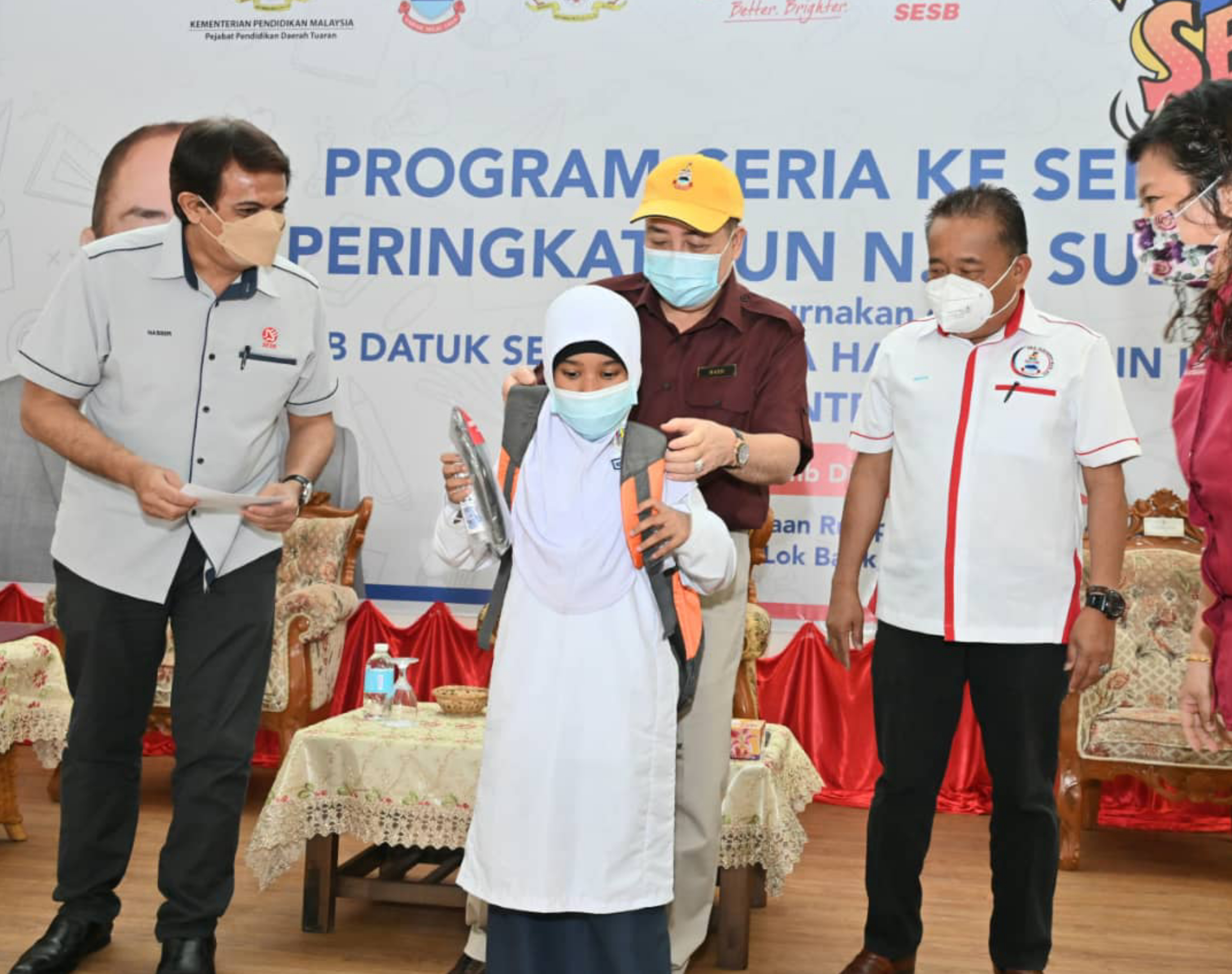 Ketua Menteri, Datuk Seri Panglima Haji Hajiji Haji Noor menyerahkan sumbangan Program CKS kepada pelajar sekolah sambil diperhatikan oleh Ketua Pegawai Eksekutif SESB, Datuk Ir.Abdul Nasser Abdul Wahid (kiri). - Foto Ihsan Jabatan Ketua Menteri Sabah.