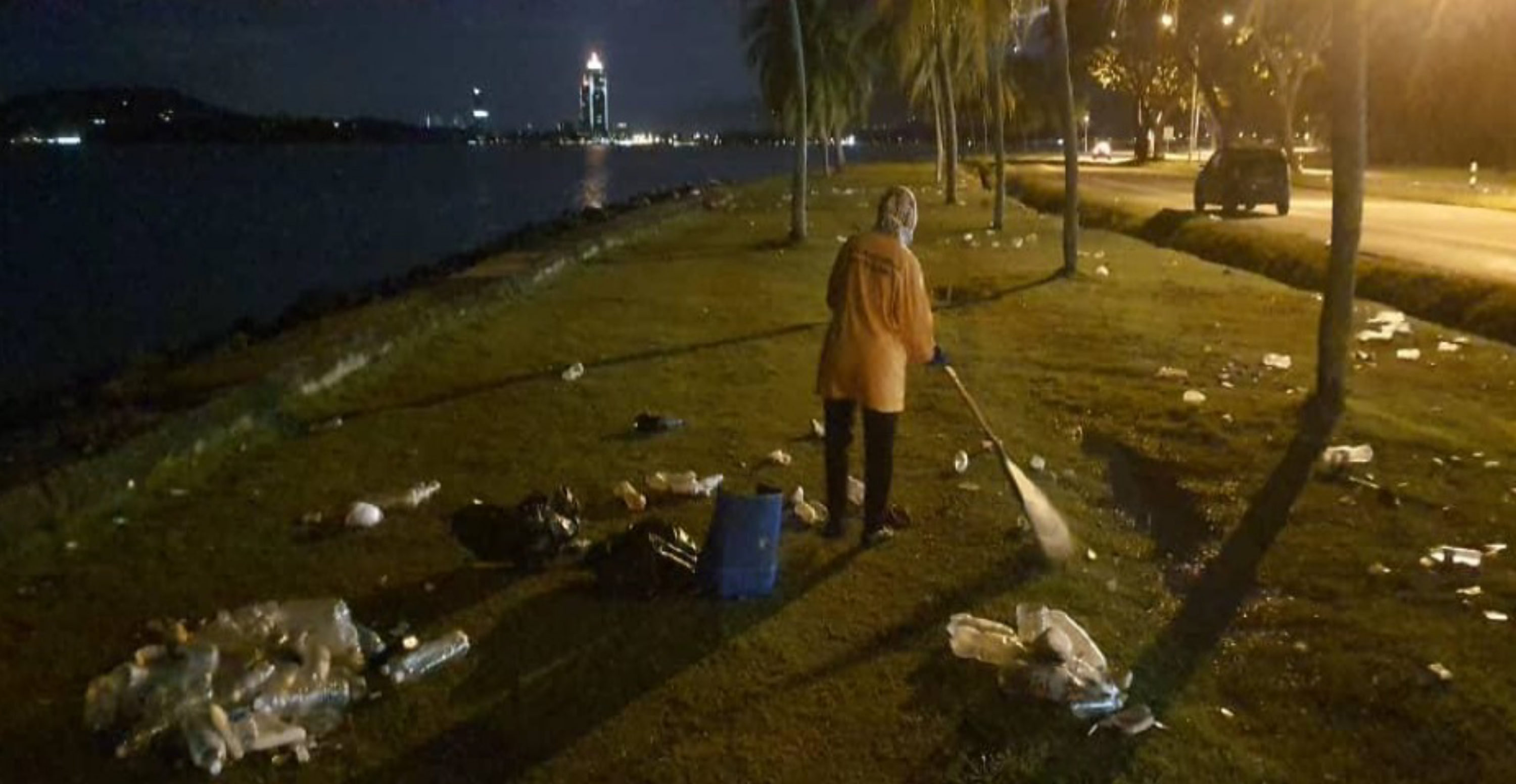 Pekerja DBKK membersihkan kawasan pantai Taman Awam Teluk Likas yang dipenuhi sampah sarap seawal jam 4 pagi tadi..