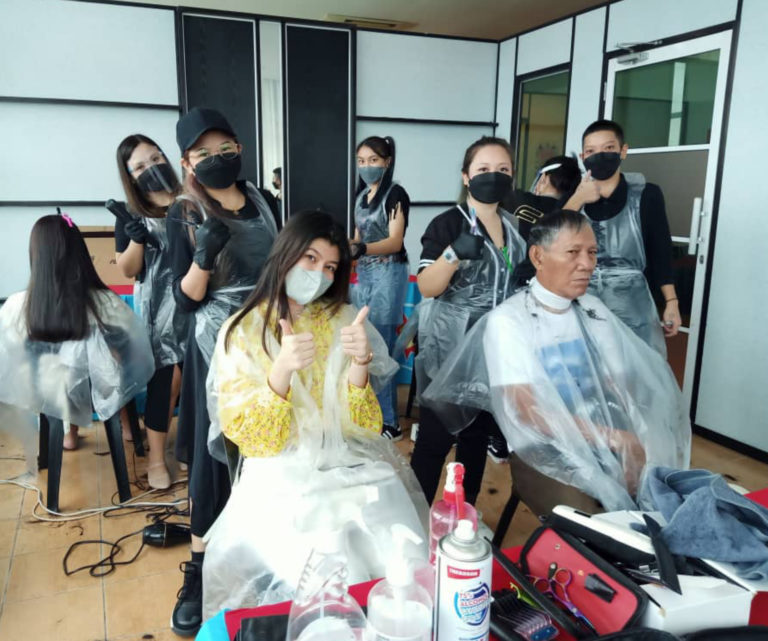 Antara warga Kapayan yang mendapatkan perkhidmatan mengunting rambut dalam program itu di Pejabat STARSabah bahagian Kapayan, Kota Kinabalu.