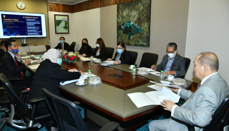 Datuk Bandar Datuk Noorliza Awang Alip (kiri) memberi taklimat kepada Ketua Menteri Datuk Seri Panglima Haji Hajiji Haji Noor mengenai rancangan Dewan Bandaraya