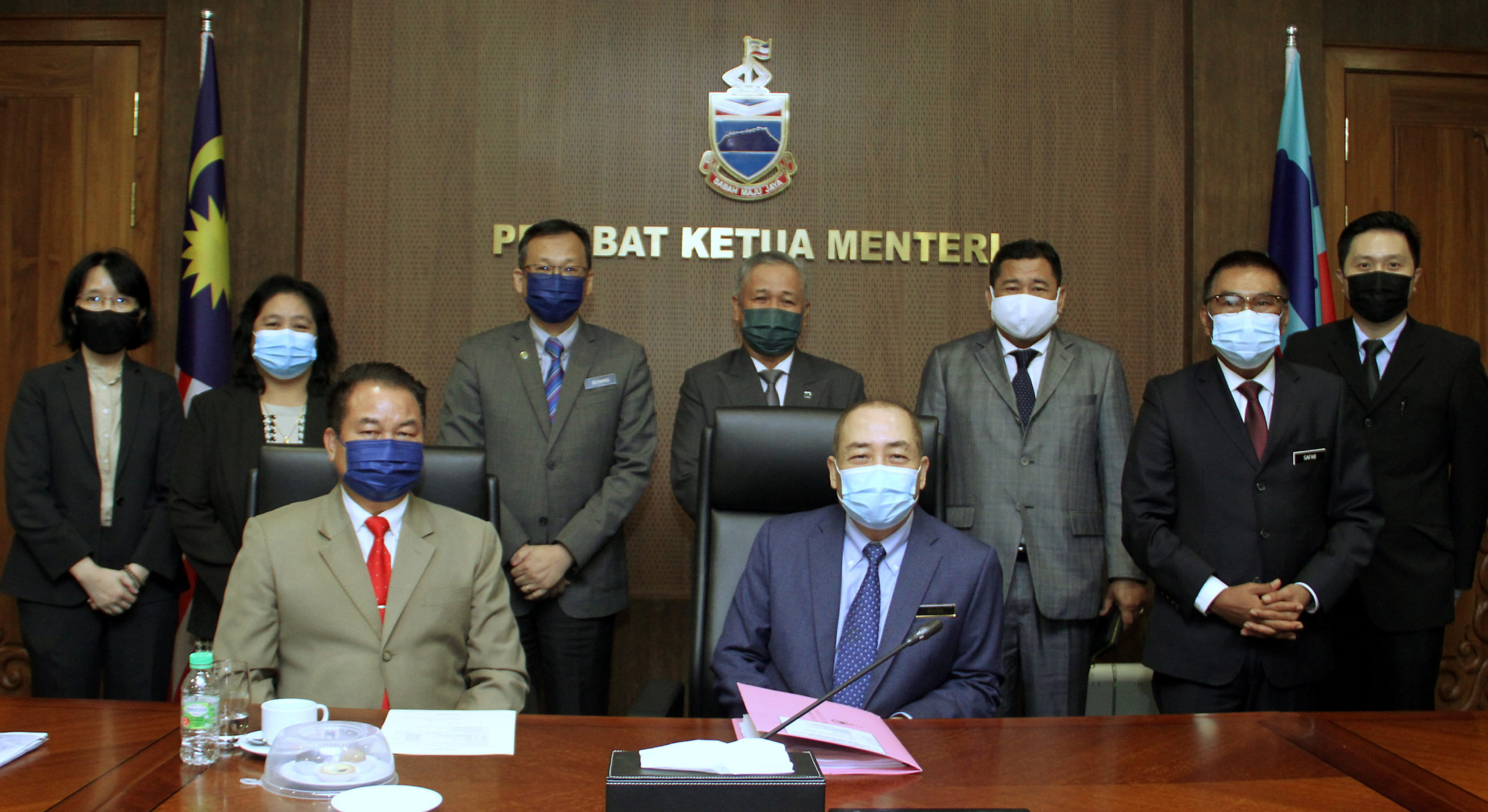 Ketua Menteri Datuk Seri Hajiji Noor bersama dengan Ahli Lembaga Pengarah Invest Sabah Bhd (ISB). Turut hadir Setiausaha Kerajaan Negeri Datuk Seri Sr Safar Untong (berdiri dua dari kanan), Setiausaha Tetap Kementerian Kewangan Datuk Rusdin Riman (berdiri empat dari kiri) dan Ketua Pegawai Eksekutif ISB Datuk Madiyem Layapan (duduk kiri)