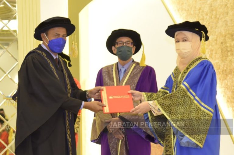 Yakub Terima Sijil Ijazah Kehormat NBUC