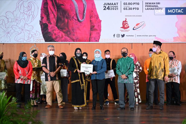 MOTAC Salur Bantuan Kepada Penggiat Industri Seni Dan Budaya