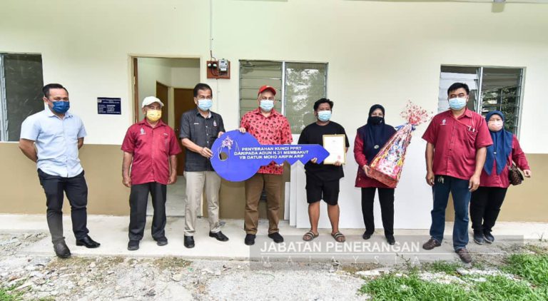 Empat Keluarga Rai Krismas Di Rumah Baharu