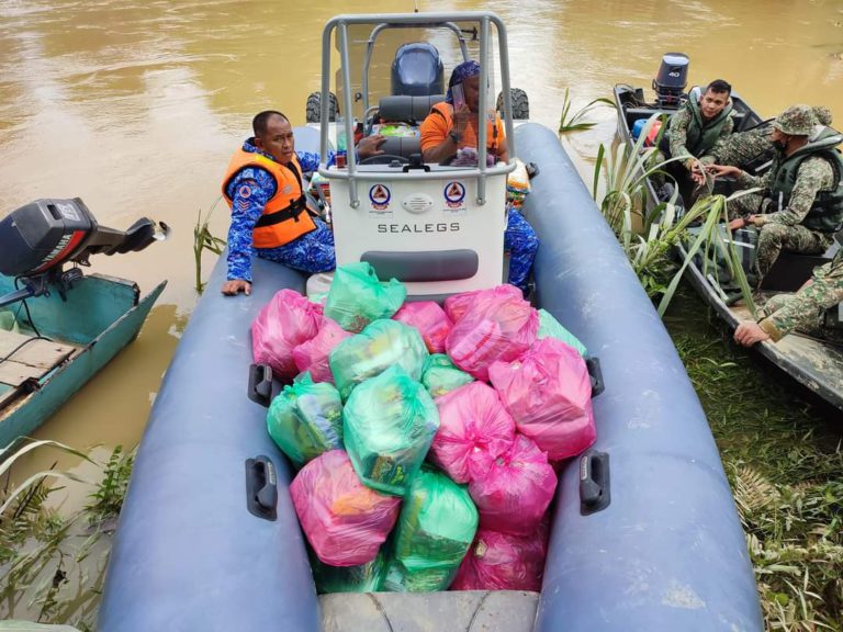 7,000 Bakul Makanan Diagihkan Kepada Penduduk Terjejas Banjir Di Beluran