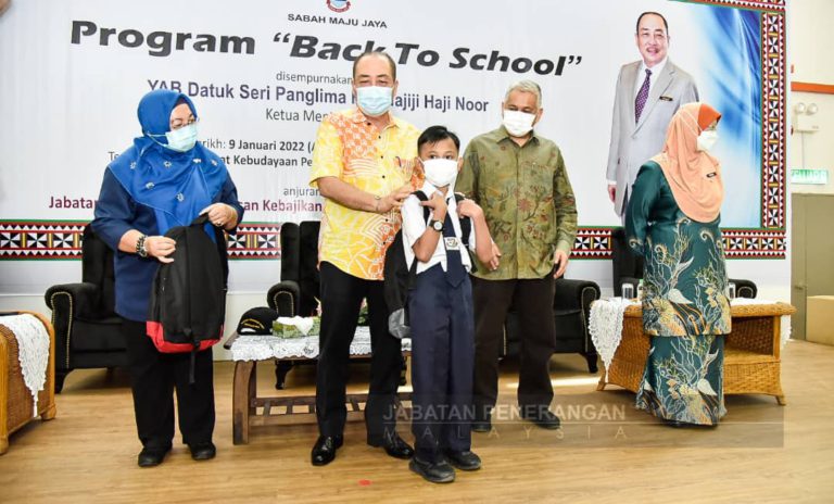 700 Murid Terima Bantuan Beg, Peralatan Sekolah