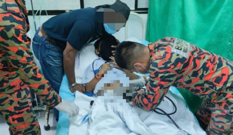 Petugas Bomba berusaha membantu membuka zip seluar yang menyepit kemaluan seorang kanak-kanak berusia lapan tahun itu.