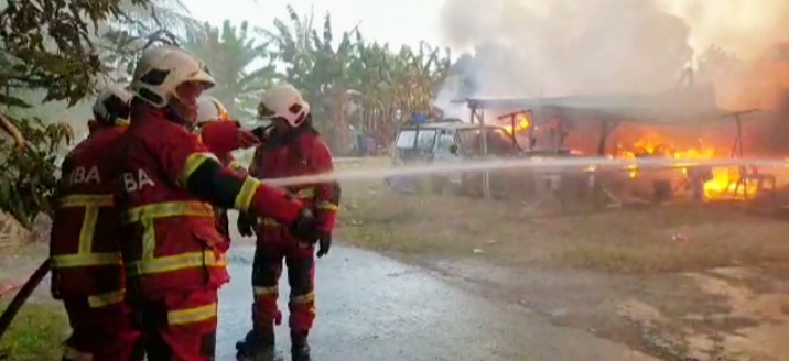 Pasukan Bomba berusaha memadam kebakaran rumah di Kg Suok Batu, Jalan Cyber City, Kota Kinabalu.