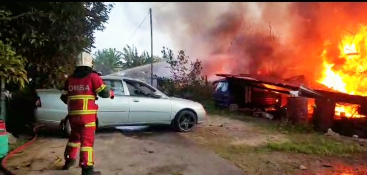 Pasukan Bomba berusaha memadam kebakaran rumah di Kg Suok Batu, Jalan Cyber City, Kota Kinabalu.