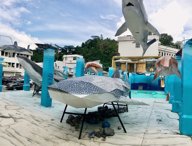 Hasil seni 3D hidupan marin bersaiz sebenar dan persekitaran bawah air terletak di tapak runtuhan bangunan lama dalam Bandaraya Kota Kinabalu.