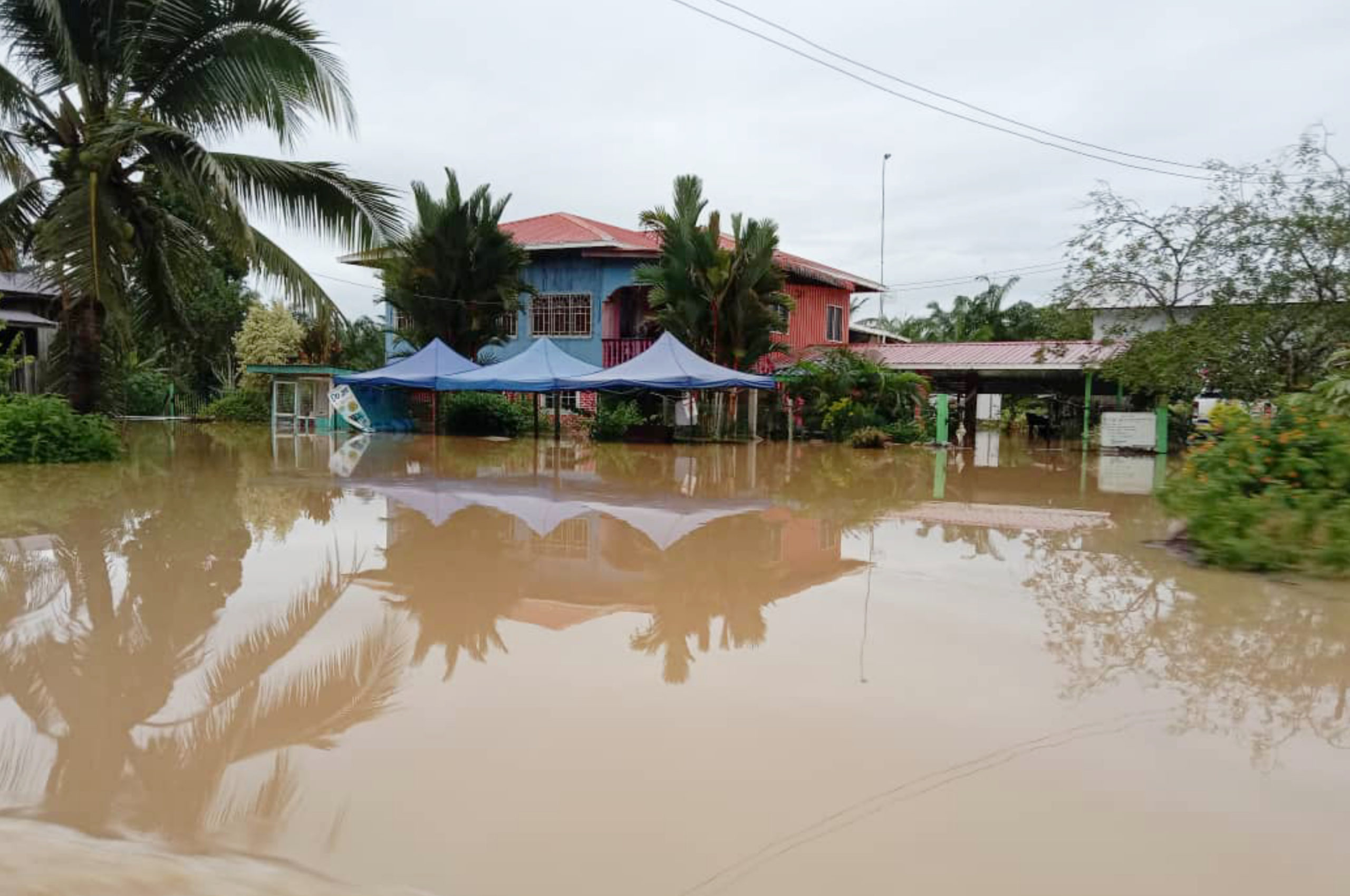Sekitar kejadian banjir di kawasan-kawasan terjejas di Daerah Beluran.- Foto Ihsan IPD Beluran.