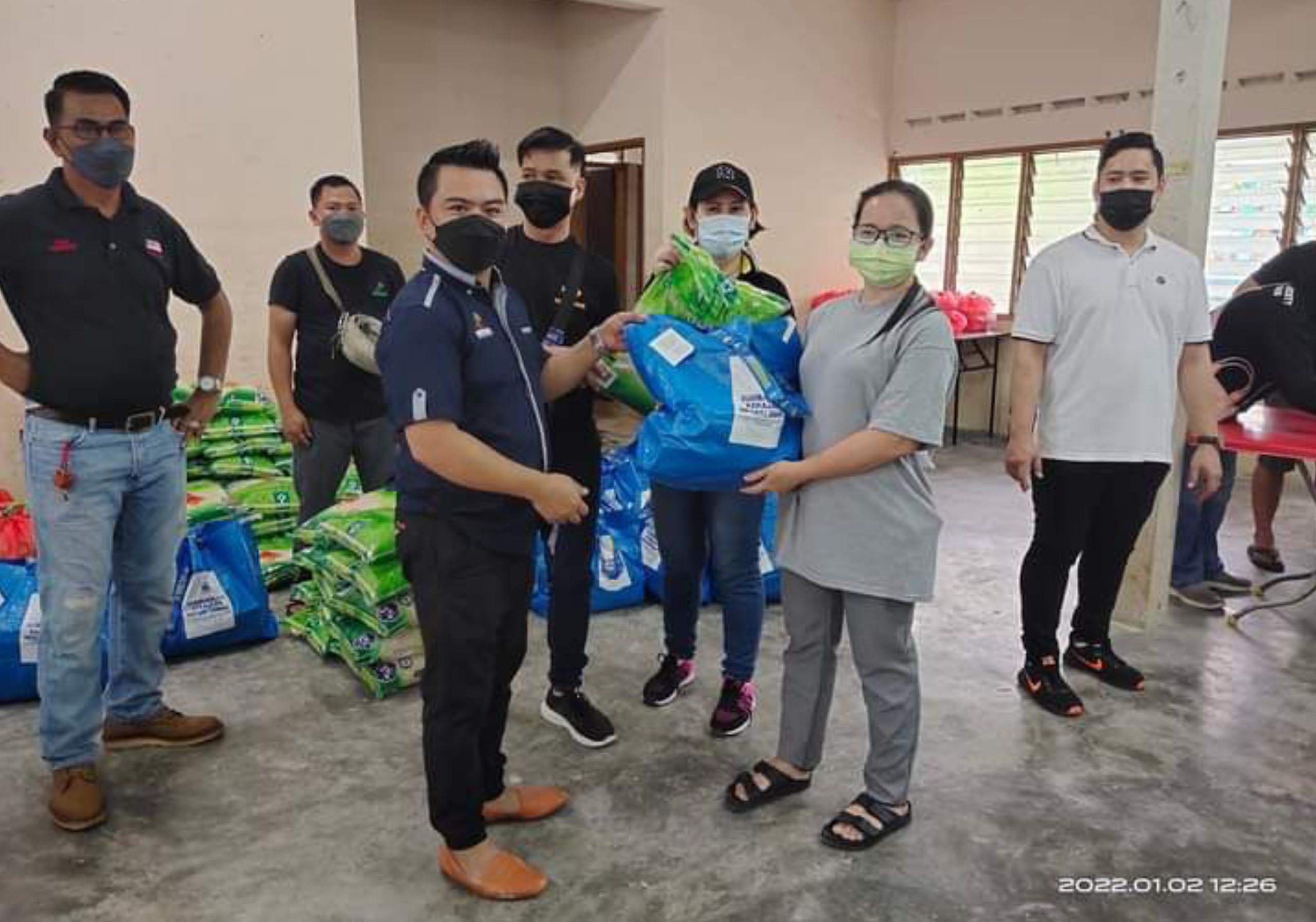 Penduduk Sabahan yang terjejas akibat banjir terima sumbangan bakul makanan daripada Kerajaan Negeri Sabah di Shah Alam.