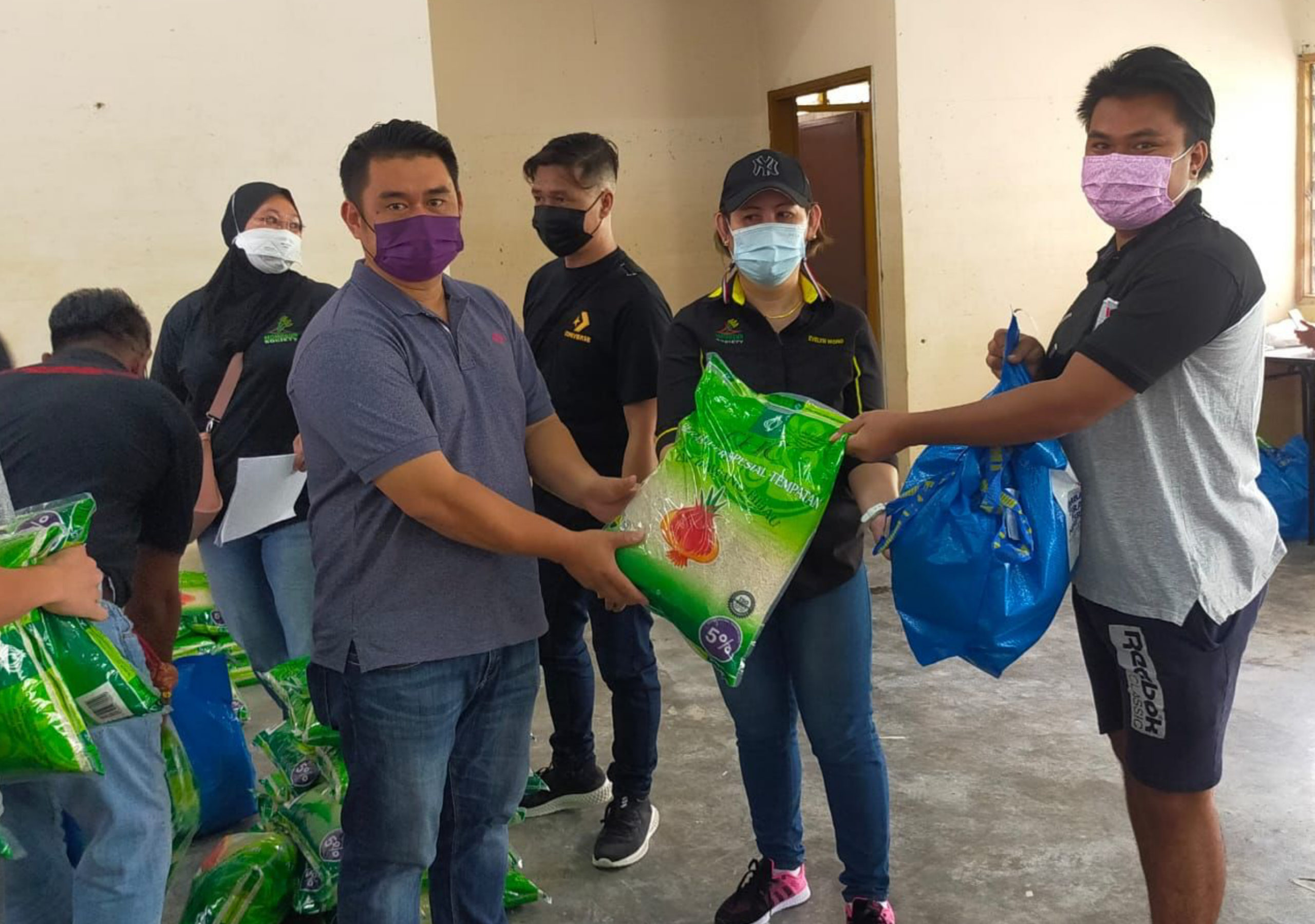 Penduduk Sabahan terima sumbangan bakul makanan daripada Kerajaan Negeri Sabah di Shah Alam