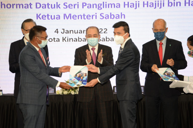 Ketua Menteri Datuk Seri Hajiji Noor menyaksikan penyerahan Pelan Induk Gas Sabah daripada Naib Presiden Kanan Petronas, Strategi Korporat Mazuin Ismail (kanan) kepada Setiausaha Kerajaan Negeri Datuk Seri Sr Safar Untong (kiri).