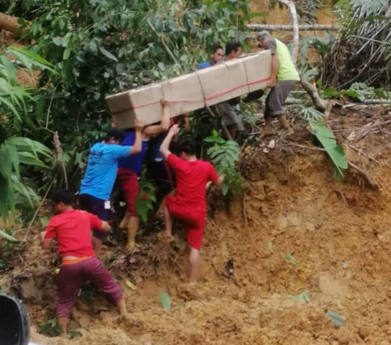 Penduduk  mengusung keranda untuk pengkebumian seorang wanita warga emas berusia 91 tahun yang meninggal dunia dari Kg.Kantas berhampiran Kg.Nawanon Ranau.