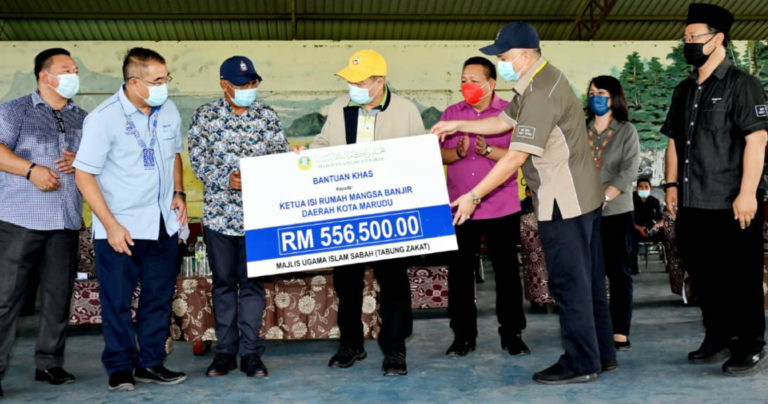 Ketua Menteri, Datuk Seri Hajiji Noor menyaksikan penyerahan Bantuan Khas kepada KIR Mangsa Banjir Daerah Kota Marudu daripada Tabung Zakat Majlis Ugama Islam Sabah (MUIS ) berjumlah RM556,500.00 yang disampaikan oleh Menteri Tugas-Tugas Khas, Datuk Mohd.Arifin Arif kepada Datuk Seri Sr Safar Untong.