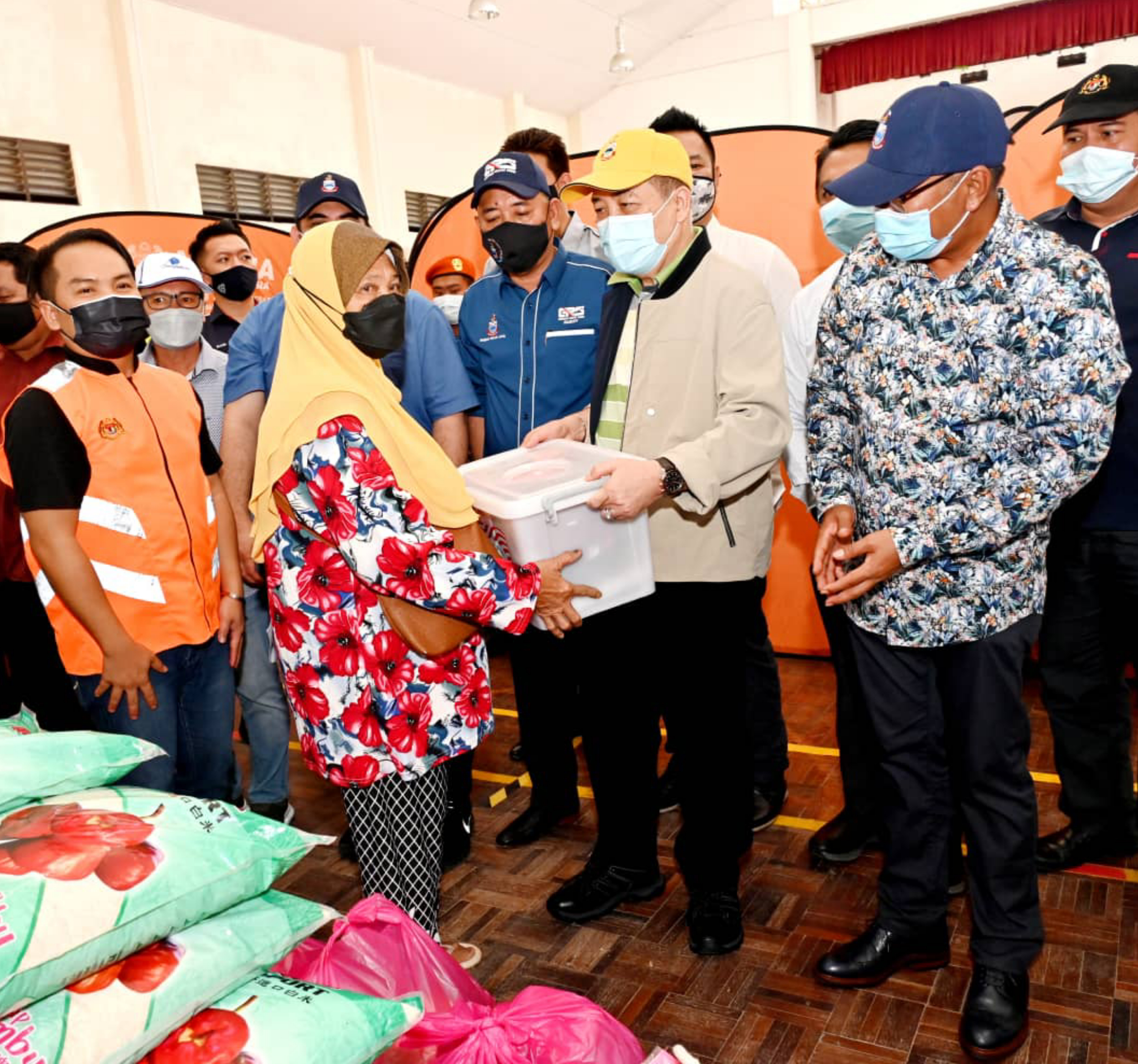 Ketua Menteri, Datuk Seri Hajiji Noor menyampaikan bantuan wang ihsan RM1000 kepada KIR mangsa banjir di Pitas.