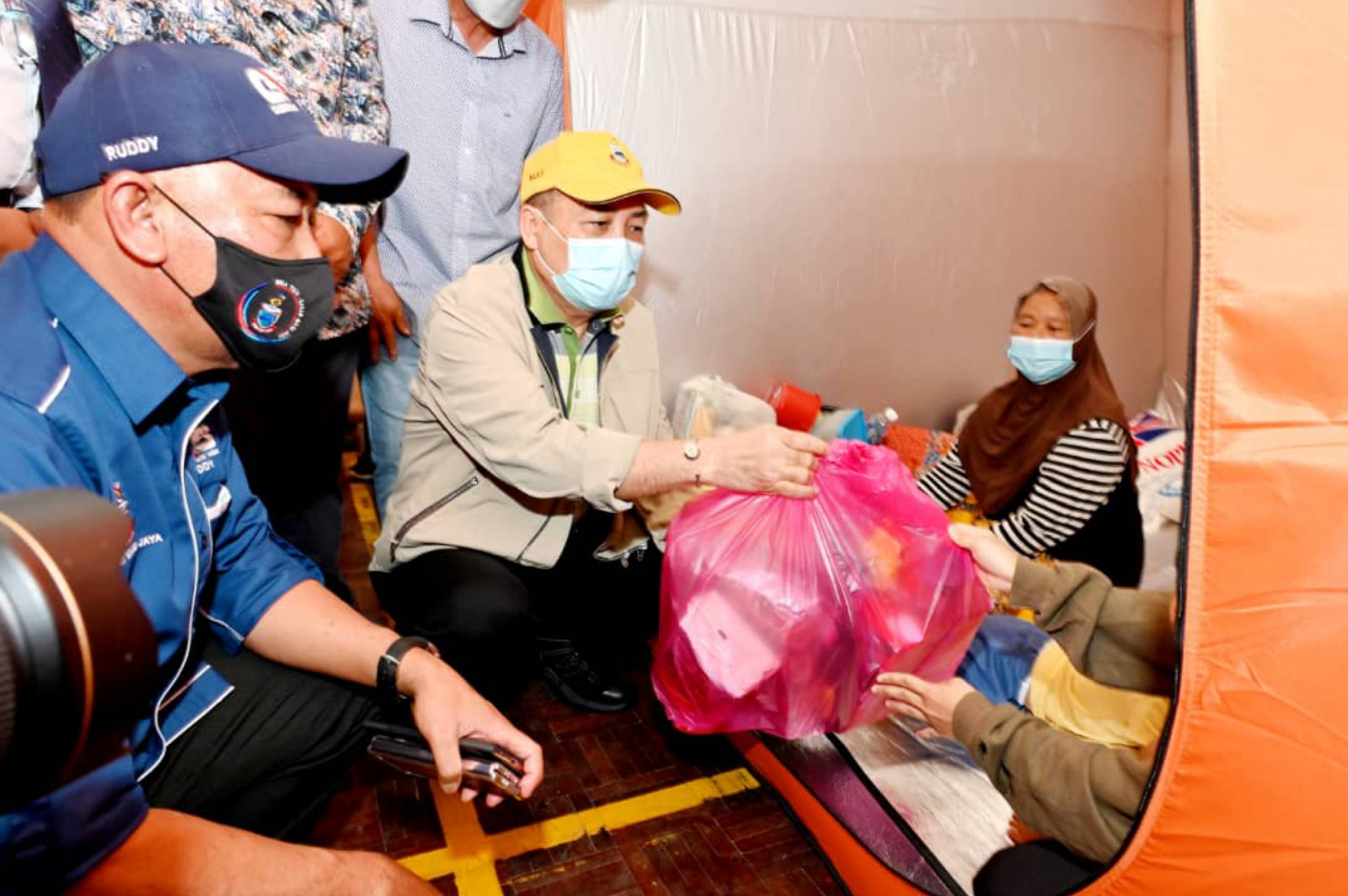 Ketua Menteri, Datuk Seri Hajiji Noor meninjau dan melawat mangsa banjir di PPS di SK Pekan Pitas 2.