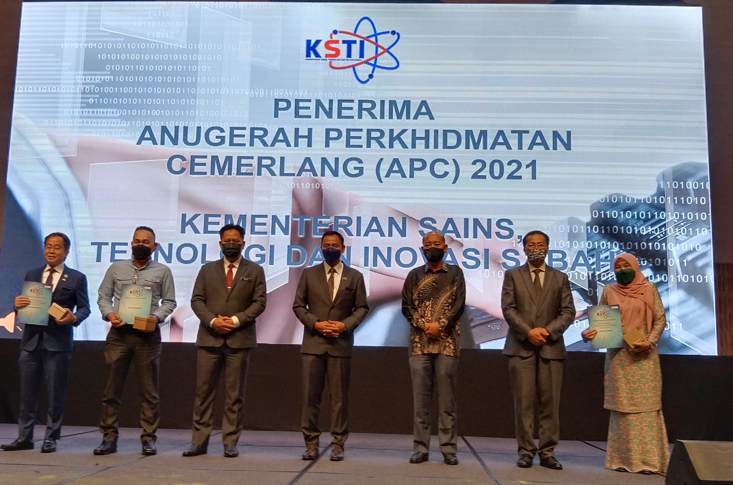 Penerima Anugerah Perkhidmatan Cemerlang KSTI bergambar bersama Menteri Sains, Teknologi dan Inovasi Sabah Datuk Yakub Khan (tengah).