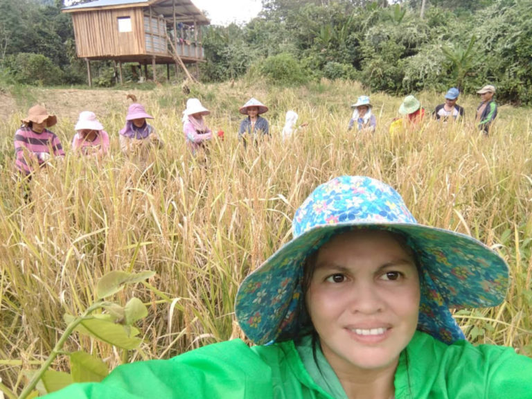 Jemisi (depan) merakam gambar semasa kerja-kerja 'Mitatabang' yang masih diamalkan penduduk Kg.Nawanon Ranau.