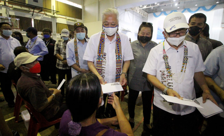 Ketua Menteri, Datuk Seri Hajiji Noor mengiringi Perdana Menteri, Datuk Seri Ismail Sabri Yaakob ketika menyampaikan bantuan kepada sebahagian daripada 206 mangsa banjir di Kota Marudu sempena Majlis Penyerahan Bantuan Makanan kepada Mangsa Banjir Daerah Kota Marudu, di Dewan Komuniti Kota Marudu, di Kota Marudu, pada Sabtu. Turut hadir, Menteri di Jabatan Perdana Menteri (Hal Ehwal Sabah dan Sarawak) yang juga Ahli Parlimen Kota Marudu, Datuk Seri Dr Maximus Ongkili.