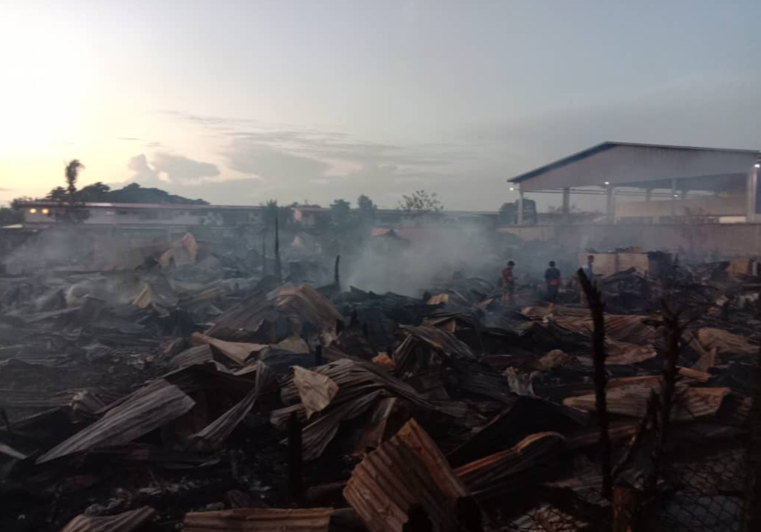 Kebakaran rumah setinggan di Jalan Apas Batu 2 1/2 - Kg Sg Buaya dekat sini awal pagi tadi. (9 Jan)