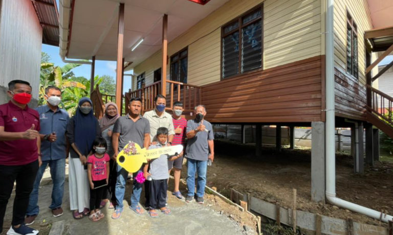 Menteri Sains, Teknologi dan Inovasi, Datuk Yakub Khan (tiga dari kanan) menyampaikan kunci rumah kepada penerima PPRT Jumaani Madin di Kg Tebobon.