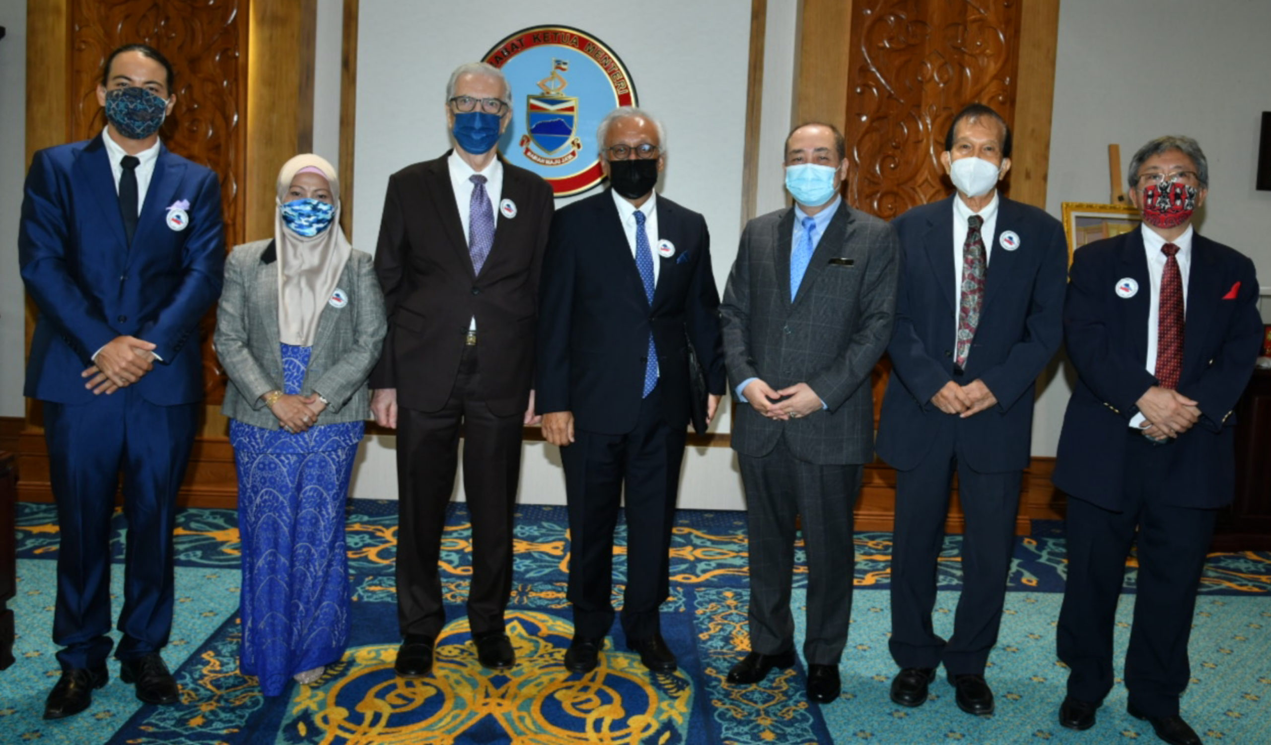 Ketua Menteri Datuk Seri Hajiji Noor merakamkan gambar bersama rombongan SABAR selepas kunjungan hormat di pejabatnya di Menara Kinabalu hari ini.