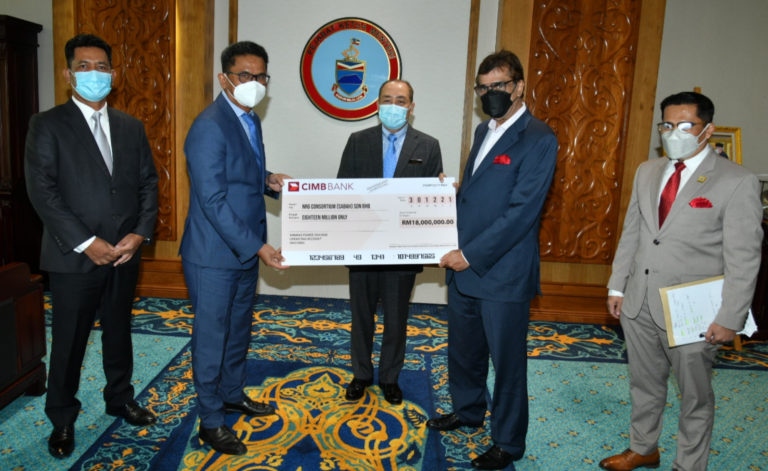 Ketua Menteri Datuk Seri Hajiji Noor menyaksikan penyampaian replika cek pembayaran dividen interim kedua Kimanis Power Sdn Bhd daripada Pengerusinya, Abdul Aziz Othman kepada Timbalan Pengarah Yayasan Sabah Datuk Sam Mannan di Menara Kinabalu dekat sini hari ini.