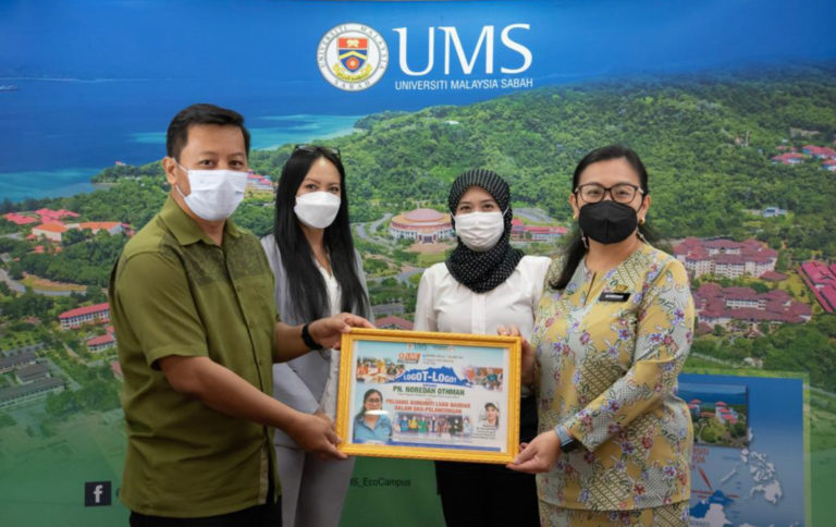 Ketua Pegawai Eksekutif Lembaga Pelancongan Sabah, Noredah Othman, menerima cenderamata daripada pihak Pusat Kelestarian Libatsama Masyarakat, Universiti Malaysia Sabah.