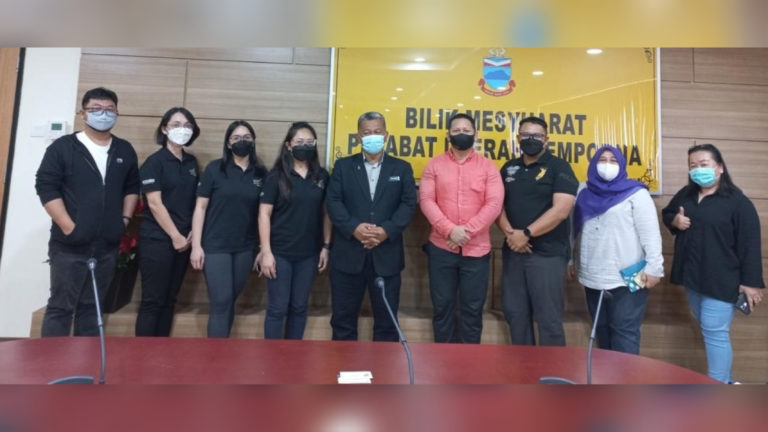 Rombongan UMS-STB mengambil gambar kenangan bersama Juraimin (tengah). Turut kelihatan Rosle (empat kanan).